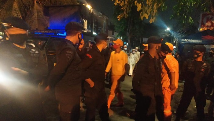 Sejumlah polisi berjaga-jaga di dekat rumah duka Habib Ali bin Abdurrahman Assegaf