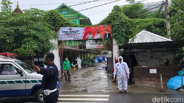 Sejumlah warga mendatangi Ponpes Nurul Ulum di Desa Kedungbunder, Blitar, Jatim. Mereka menolak ponpes dijadikan lokasi isolasi pasien umum yang positif COVID-19 (Erliana Riady/detikcom)