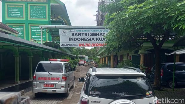 Sejumlah warga mendatangi Ponpes Nurul Ulum di Desa Kedungbunder, Blitar, Jatim. Mereka menolak ponpes dijadikan lokasi isolasi pasien umum yang positif COVID-19 (Erliana Riady/detikcom)