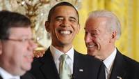 Joe Biden akhirnya berada di puncak karir politiknya ketika menjadi wakil presiden ke-47 AS dalam pemerintahan presiden ke-44 Barack Hussein Obama II dari 2009 hingga 2017. Michael Reynolds/Getty Images  