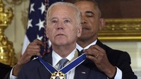 Di akhir masa pemerintahannya pada 2017, Obama menghadiahkan Biden Presidential Medal of Freedom (medali kebebasan). Dua tahun kemudian, Biden akhirnya meluncurkan kampanye sebagai calon presiden AS dari Partai Demokrat tahun 2020. AP Photo/Susan Walsh  