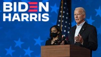 Joe Biden resmi menjadi Presiden Amerika Serikat (AS) usai mengalahkan Donald Trump di Pemilu AS 2020. Biden resmi dilantik pada 20 Januari 2021, membacakan sumpah presiden didampingi wakilnya, Kamala Harris. (AP Photo)