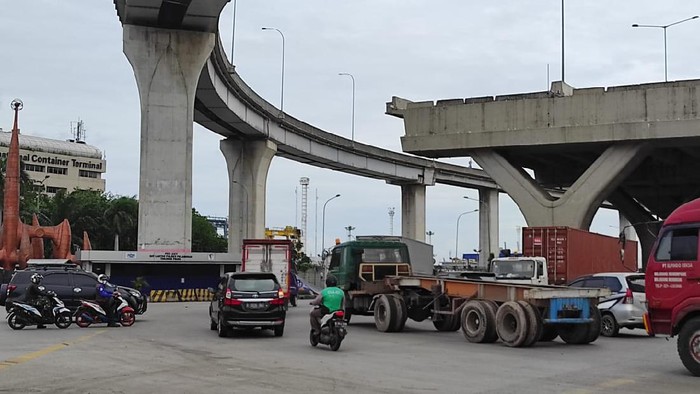 Simpang JICT tanpa lampu lalu lintas atau traffic light.  Padahal lokasi itu ramai dengan truk-truk kontainer.