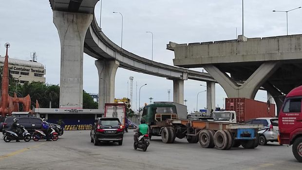 Simpang JICT tanpa lampu lalu lintas atau traffic light.  Padahal lokasi itu ramai dengan truk-truk kontainer.