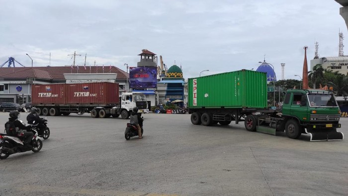 Simpang JICT Jakarta Utara tanpa lampu lalu lintas atau traffc light.