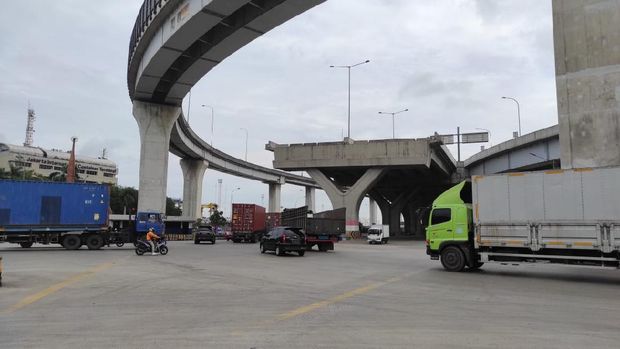 Simpang JICT tanpa lampu lalu lintas atau traffic light.  Padahal lokasi itu ramai dengan truk-truk kontainer.