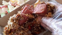 Sosis yang digunakan berukuran besar dengan tekstur juicy. Hot dog unik ini juga dimakan bersama kerupuk. Foto: detikfood