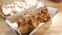 Kalau ke sini pastikan cicip Hot Dog Suropati (Rp 55 ribu). Toppingnya adalah tumisan sayur ala nasi gila yang renyah pedas. Foto: detikfood