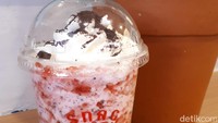 Untuk menutup santapan, cobalah Blackpink! (Rp 39 ribu). Milkshake ini menggabungkan cita rasa Oreo dan strawberry. Slurpp! Foto: detikfood
