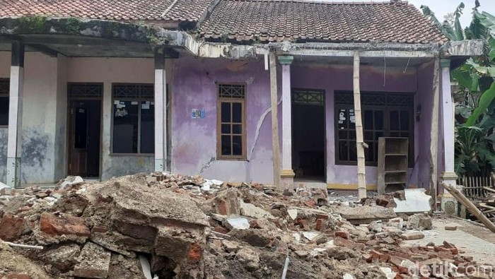 Tanah Gerak di Brebes, Puluhan Rumah Rusak Selain di Purbalingga, tanah gerak juga terjadi di Brebes, Jawa Tengah. Puluhan rumah warga rusak.