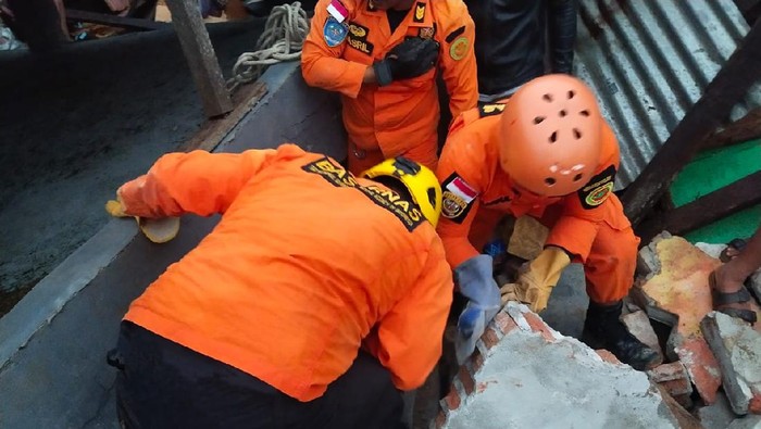 Tim SAR berupaya selamatkan warga terjebak reruntuhan di Mamuju, Sulbar (dok. Istimewa).