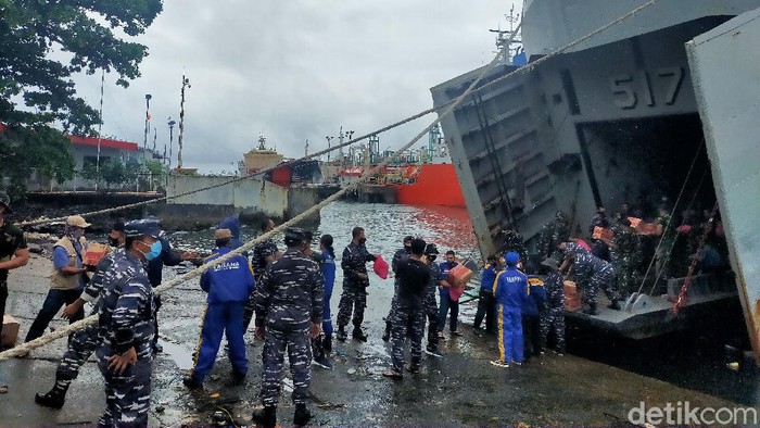 TNI AL kirim kapal ke Mamuju (Ibnu Munsir/detikcom).