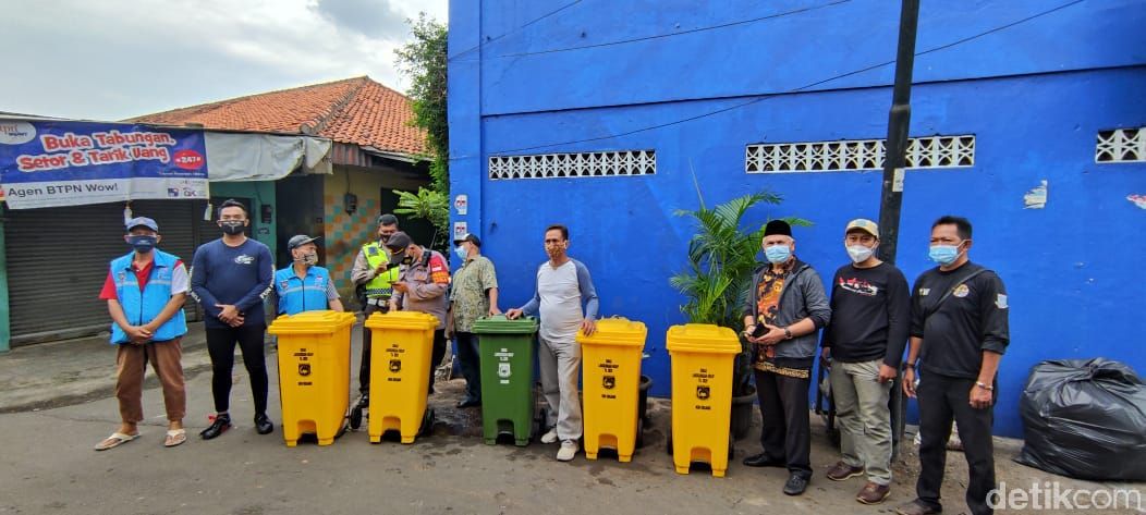 Tong-tong sampah di gang permukiman dekat flyover Ciputat, solusi perilaku buang sampah di dekat Pasar Ciputat ini. (Taufieq Renaldi Arfiansyah/detikcom)
