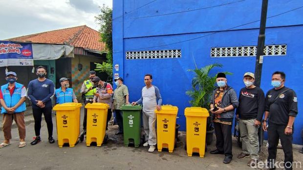 Tong-tong sampah di gang permukiman dekat flyover Ciputat, solusi perilaku buang sampah di dekat Pasar Ciputat ini. (Taufieq Renaldi Arfiansyah/detikcom)