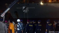 TNI AL juga diketahui berhasil menemukan 2 komponen pesawat Sriwijaya Air SJ182 di Kepulauan Seribu. Komponen itu seberat 200 kg.