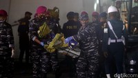 Petugas gabungan kembali mengevakuasi material pesawat Sriwijaya Air SJ182 yang jatuh di perairan Kepulauan Seribu, Jakarta, Jumat (15/1/2021).