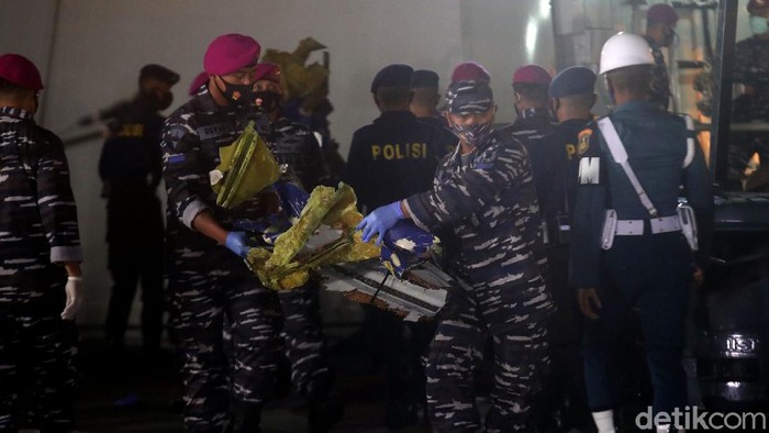 Turbin-Puing Pesawat Sriwijaya Air SJ182 Kembali Ditemukan Petugas gabungan kembali evakuasi material pesawat Sriwijaya Air SJ182 yang jatuh di perairan Kepulauan Seribu. Turbin pesawat pun kembali ditemukan petugas.
