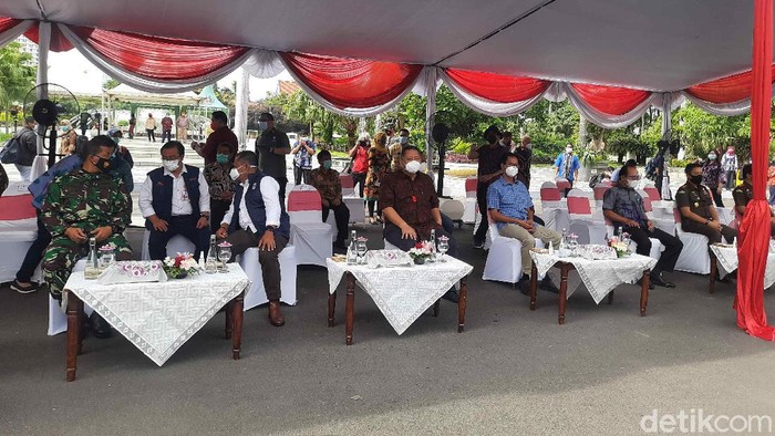 Vaksinasi COVID-19 di Balai Kota Surabaya