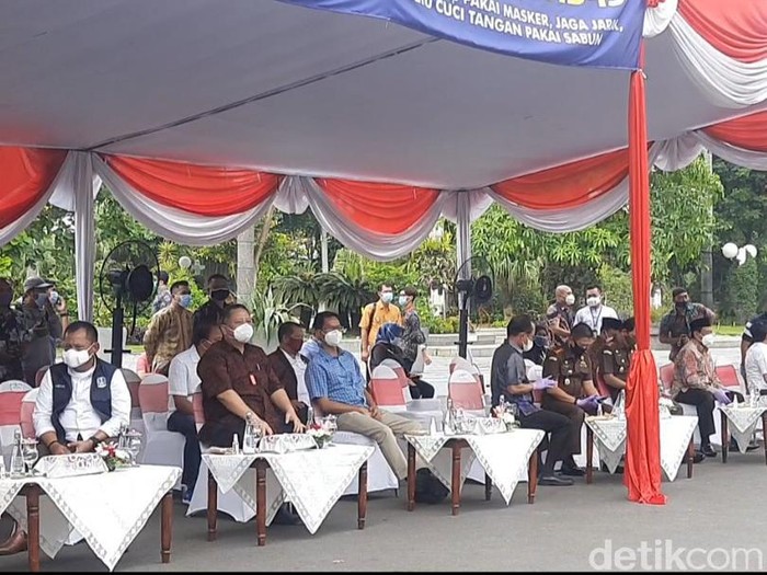 Vaksinasi COVID-19 di Surabaya mulai digelar di balai kota. Plt Wali Kota Surabaya Whisnu Sakti Buana sempat tak lolos untuk vaksinasi.