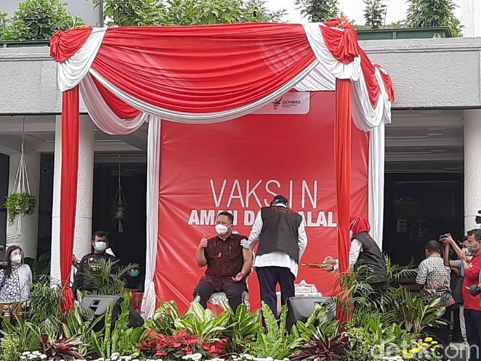 Vaksinasi COVID-19 di Surabaya mulai digelar di balai kota. Plt Wali Kota Surabaya Whisnu Sakti Buana sempat tak lolos untuk vaksinasi.