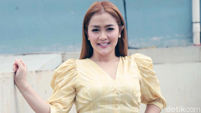 Vega Darwanti saat ditemui di kawasan studio Trans TV.