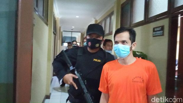 Vokalis Band Kapten Zaky ditangkap polisi gegara konsumsi sabu.