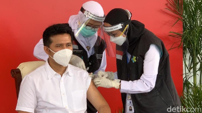 Wagub Jatim, Emil Elestianto Dardak saat divaksin