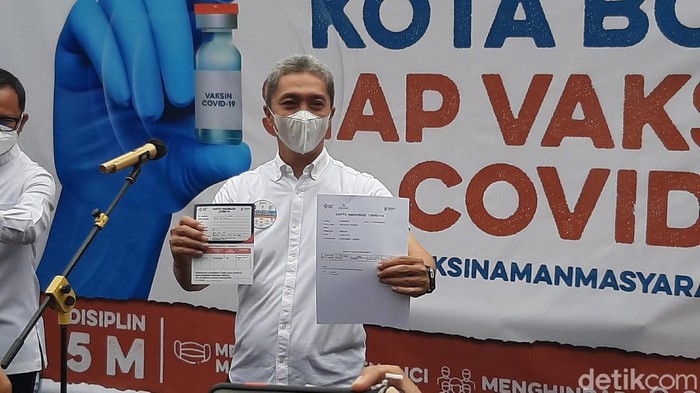Wakil Wali Kota Bogor Dedie A Rachim usai disuntik vaksin.