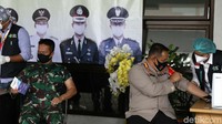 Selain dia, wakilnya Tri Adhianto dan jajaran Forkopimda juga divaksinasi.
