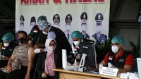 Pada vaksinasi COVID-19, peserta harus melewati empat meja. Meja pertama untuk klarifikasi data/pendaftaran. Lalu meja kedua untuk melakukan pengecekan kesehatan dan klarifikasi riwayat kesehatan. Meja tiga, untuk tindakan penyuntikan vaksin dan pada meja keempat orang yang sudah disuntik akan diberikan kartu tanda suntik pertama telah dilakukan.
