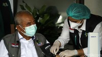 Wali Kota Bekasi Rahmat Effendi dicek tekanan darahnya.