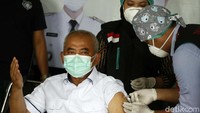 Wali Kota Bekasi Rahmat Effendi disuntik vaksin COVID-19 di Stadion Patriot Chandrabhaga, Kota Bekasi, Jumat (15/01/2021).