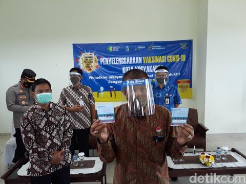 Wali Kota Yogyakarta Haryadi Suyuti menunjukkan surat telah mengikuti screening vaksinasi COVID-19, Jumat (15/1/2021).