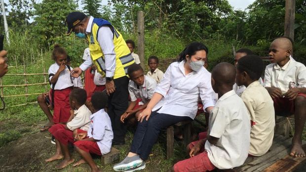 Wamen PUPR John Wempi Wetipo menceritakan momen peninjauan jalan longsor di rute Jayapura-Wamena (dok Istimewa)