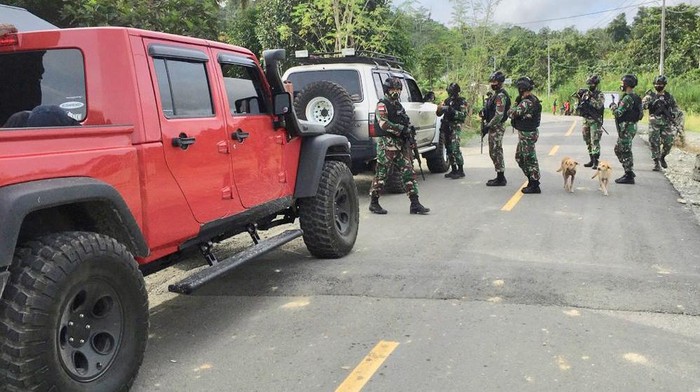 Wamen PUPR John Wempi Wetipo menceritakan momen peninjauan jalan longsor di rute Jayapura-Wamena (dok Istimewa)