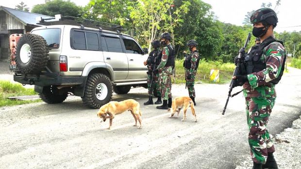 Wamen PUPR John Wempi Wetipo menceritakan momen peninjauan jalan longsor di rute Jayapura-Wamena (dok Istimewa)