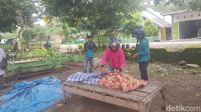 Warga di Majene belum sempat mengurus jenazah korban gempa karena warga lainnya masih mengungsi (Abdy/detikcom).