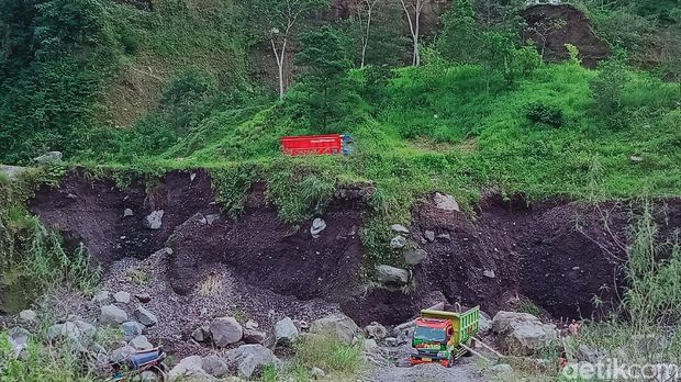 Warga Klaten masih nekat menambang pasir dan batu saat aktivitas Gunung Merapi menunjukkan peningkatan, Jumat (13/1/2021)