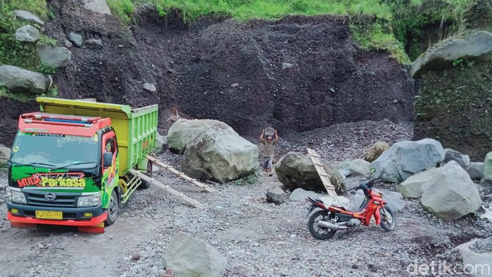 Warga Klaten masih nekat menambang pasir dan batu saat aktivitas Gunung Merapi menunjukkan peningkatan, Jumat (13/1/2021)