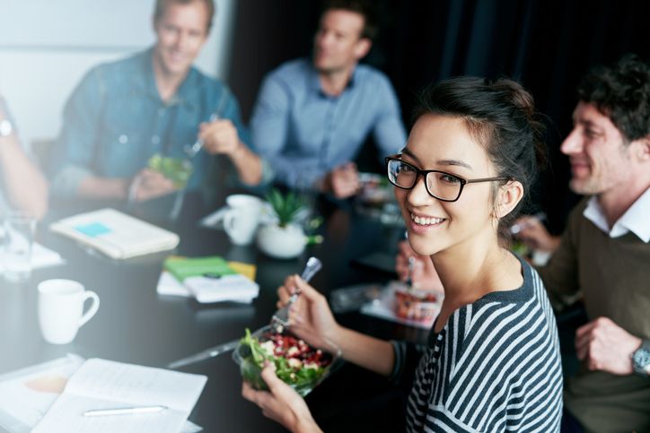 10 Arti Mimpi Makan Bersama Seseorang hingga Mimpi Makan Makanan Busuk