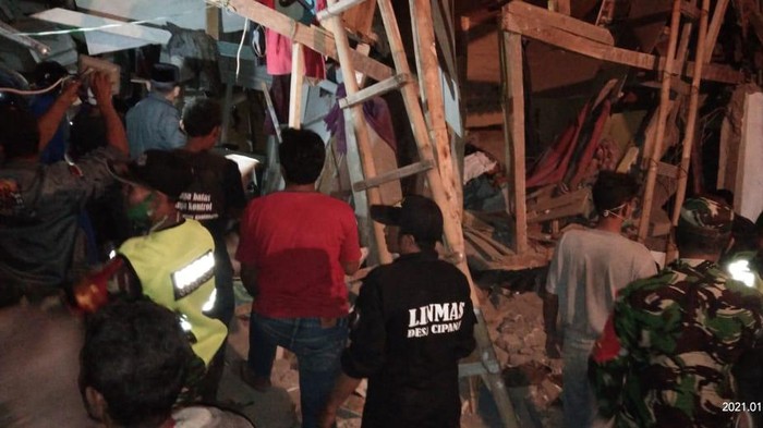 Bangunan ponpes di Cianjur ambruk.