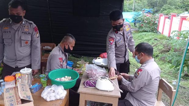 Brimob Polda Sulsel diterjunkan membantu korban gempa Sulbar