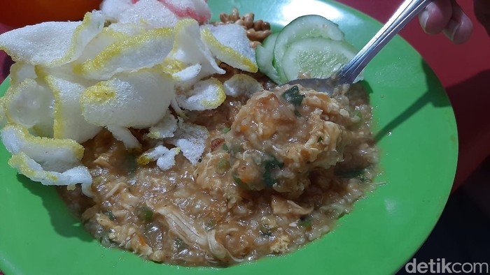 Unik! Ini Racikan Bubur Goreng Buatan Bang Juna