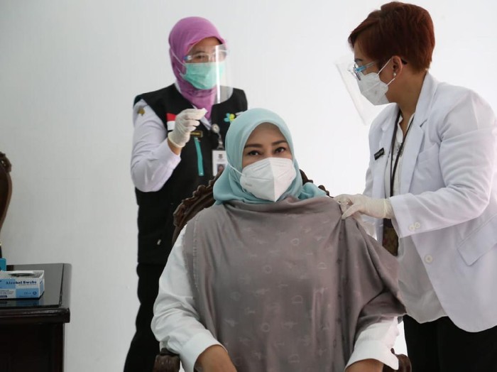 Bupati Pandeglang Irna Narulita saat divaksinasi.