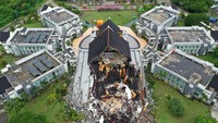 Berikutnya, ada Gedung Kantor Gubernur Sulawesi Barat yang mengalami kerusakan parah. ANTARA FOTO/Sigid Kurniawan