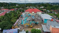 Foto aerial Rumah Sakit Mitra Manakarra yang rusak akibat gempa bumi magnitudo 6,2 di Mamuju, Sulawesi Barat, Sabtu (16/1/2021). ANTARA FOTO/Sigid Kurniawan