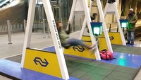 Pengisi daya ini tersedia di stasiun kereta api. Cara kerjanya adalah pengguna harus berayun agar mendapatkan aliran listrik.