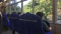 Di Jepang ada kereta yang kursinya menghadap ke Jendela. Maksudnya supaya para penumpang bisa menikmati pemandangan.