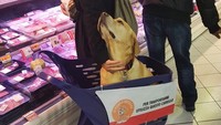 Di Italia, troly tak hanya untuk mengangkut barang belanjaan. Tapi juga untuk mengangkut hewan peliharaan yang ikut berbelanja.