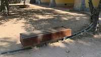 Bangku taman yang menggunakan rel. Ini supaya orang yang duduk bisa tetap berteduh di bawah bayangan pohon. 